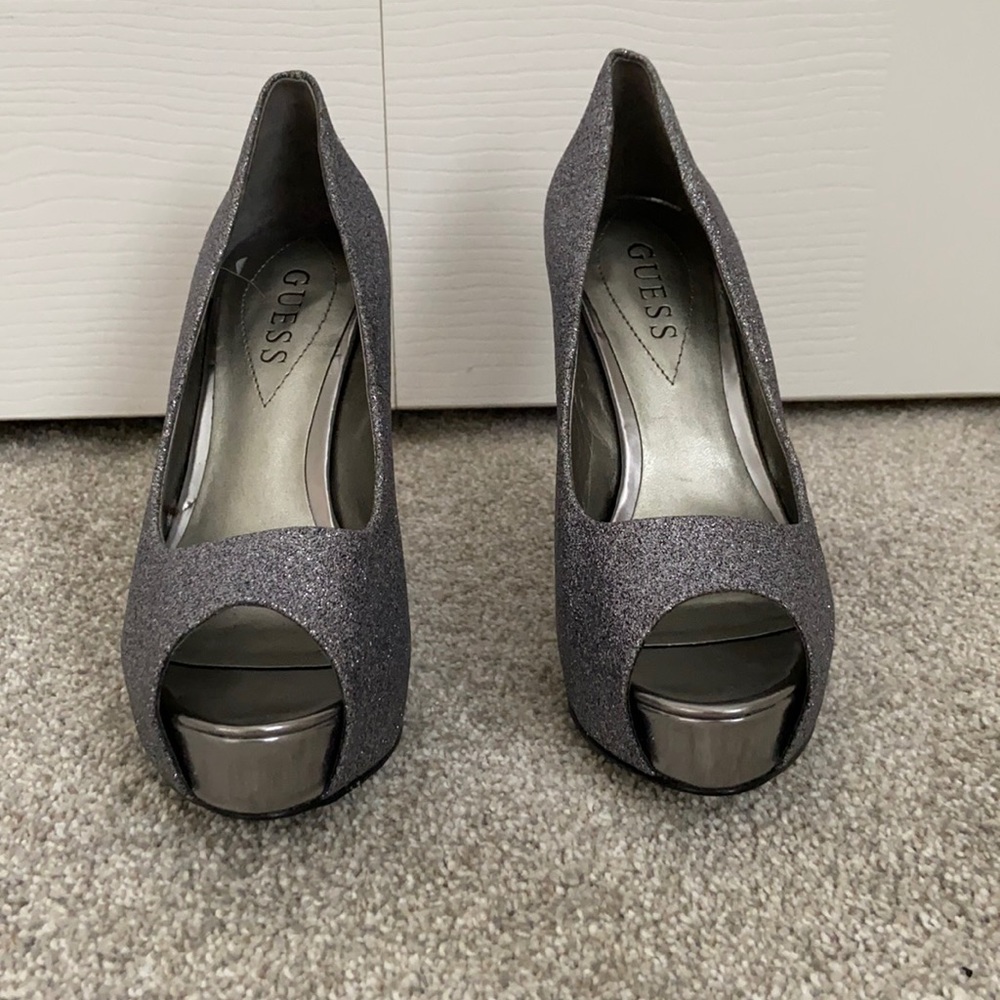 Never been worn - Guess Heel